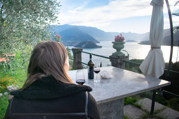 Como Gölü Bakan Yazlık Evde Bir Bardak Şarap Içen Güzel — Stok fotoğraf