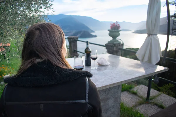Mooie Vrouwelijke Toerist Die Een Glas Wijn Drinkt Vakantiehuis Met — Stockfoto