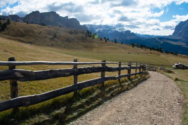 Avrupa Alplerinde Yürüyüş yapan Dolomitler. Yazın yeşil çimen ve kar olmadan çekiliyor. Gardena Geçidi, İtalya