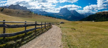 Avrupa Alplerinde Yürüyüş yapan Dolomitler. Yazın yeşil çimen ve kar olmadan çekiliyor. Gardena Geçidi, İtalya