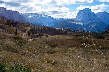 Avrupa Alplerinde Yürüyüş yapan Dolomitler. Yazın yeşil çimen ve kar olmadan çekiliyor. Gardena Geçidi, İtalya