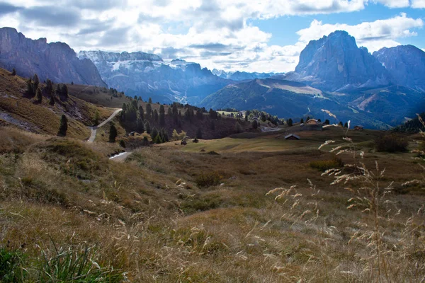 Avrupa Alplerinde Yürüyüş yapan Dolomitler. Yazın yeşil çimen ve kar olmadan çekiliyor. Gardena Geçidi, İtalya