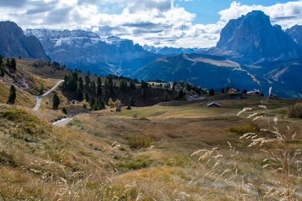 Avrupa Alplerinde Yürüyüş yapan Dolomitler. Yazın yeşil çimen ve kar olmadan çekiliyor. Gardena Geçidi, İtalya