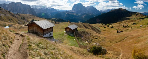 Natursköna Wodden Stugor Dolomiterna Europeiska Alperna Skjuten Sommaren Med Grönt — Stockfoto