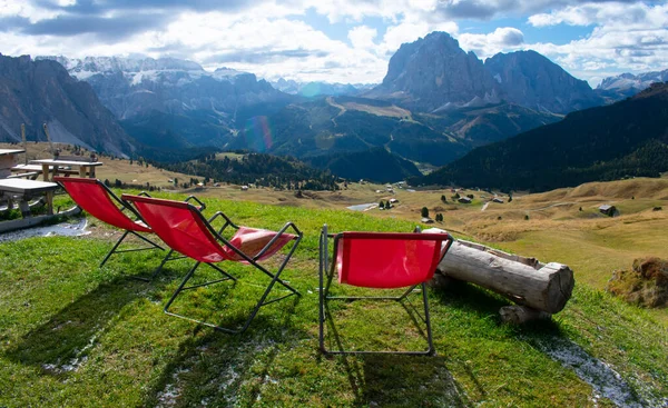 劇的な山の背景を持つ赤い芝生の椅子 ヨーロッパアルプスのドロマイト イタリアのガーデナ峠 休暇のテーマ — ストック写真