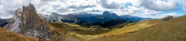 Avrupa Alplerinde Yürüyüş Yapan Dolomitler Yazın Yeşil Çimen Kar Olmadan — Stok fotoğraf