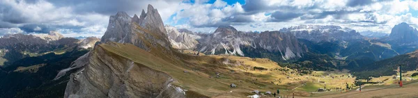 Avrupa Alplerinde Yürüyüş Yapan Dolomitler Yazın Yeşil Çimen Kar Olmadan — Stok fotoğraf