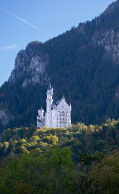 Sonbaharda yaprakları değişen Iconic Neuschwanstein Kalesi manzarası. COVID 19 Salgınına bağlı Sınırlı Turist