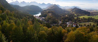 Tarihsel Köy ve Hohenschwangau Kalesine Bakan Değişen Yapraklarla Iconic Neuschwanstein Şatosu