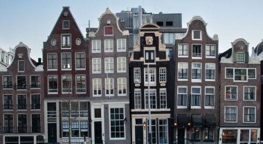 Amsterdam Hollanda 'da Amstel Nehri' nin karşısından görülen ikonik dans evleri