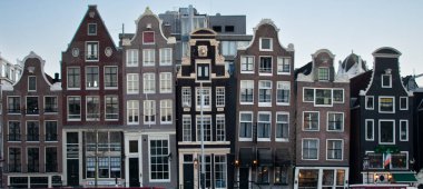 Amsterdam Hollanda 'da Amstel Nehri' nin karşısından görülen ikonik dans evleri