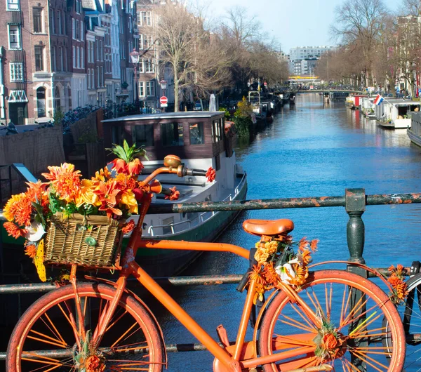 Amsterdam Bicicleta Simbólica Decorada Brillante Con Flores Canal Fondo — Foto de Stock