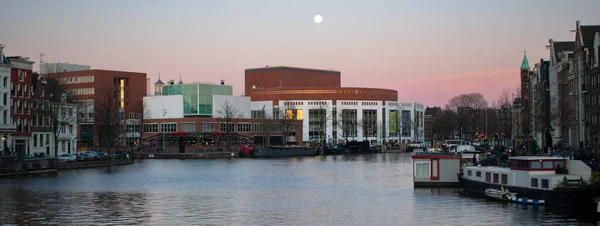 Museo Nacional Ópera Ámsterdam Con Luna Llena Río Amstel Primer — Foto de Stock