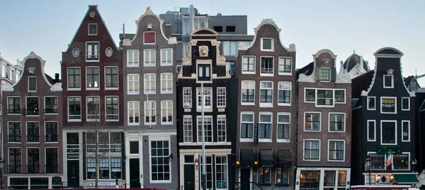 アムステルダムの象徴的なダンスハウスアムステルダム川を渡って見られるオランダ ストック画像