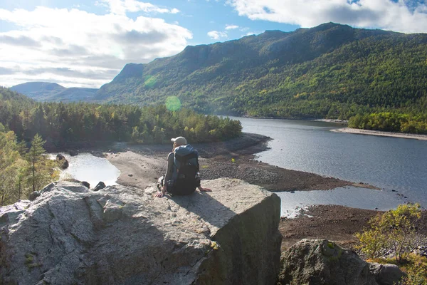 Vrouwelijke Backpacker Stavanger Noorwegen Met Zon Zomer Fjord Achtergrond — Stockfoto