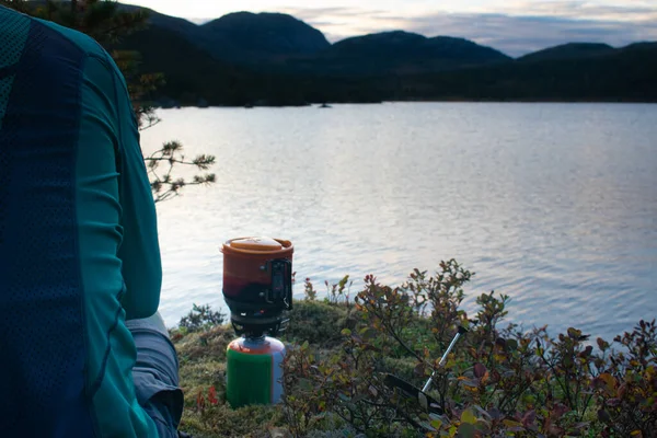 Caminante Masculino Perro Acampando Los Fiordos Stavanger Noruega Con Puesta —  Fotos de Stock