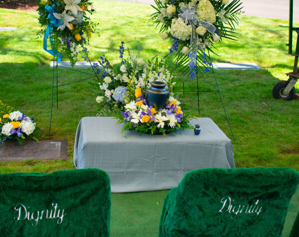 Урна для кремации на похоронной церемонии с цветочным оформлением