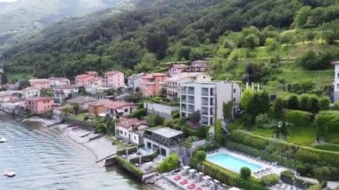 Como Gölü 'ndeki tatil köyü ve sahili, kasabanın ve limanın havadan görüntüsü. Lezzeno, Bellagio ve Verenna
