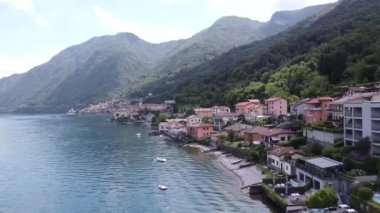 Como Gölü 'ndeki tatil köyü ve sahili, kasabanın ve limanın havadan görüntüsü. Lezzeno, Bellagio ve Verenna