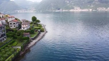 Como Gölü 'ndeki tatil köyü ve sahili, kasabanın ve limanın havadan görüntüsü. Lezzeno, Bellagio ve Verenna