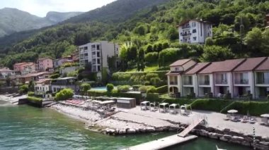 Como Gölü 'ndeki tatil köyü ve sahili, kasabanın ve limanın havadan görüntüsü. Lezzeno, Bellagio ve Verenna