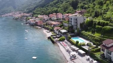 Como Gölü 'ndeki tatil köyü ve sahili, kasabanın ve limanın havadan görüntüsü. Lezzeno, Bellagio ve Verenna