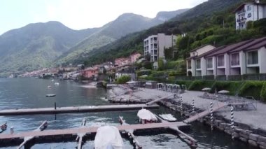 Como Gölü 'ndeki tatil köyü ve sahili, kasabanın ve limanın havadan görüntüsü. Lezzeno, Bellagio ve Verenna