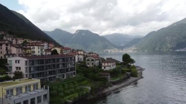 Como Gölü 'ndeki tatil köyü ve sahili, kasabanın ve limanın havadan görüntüsü. Lezzeno, Bellagio ve Verenna