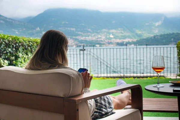 Talyan Como Gölü Nün Önündeki Sandalyede Gevşeyen Içen Kadın Aperol — Stok fotoğraf
