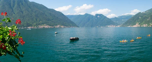 Kayakers Paddling Lake Como Infront Famous Villa Del Balbinello Italy — Stock fotografie