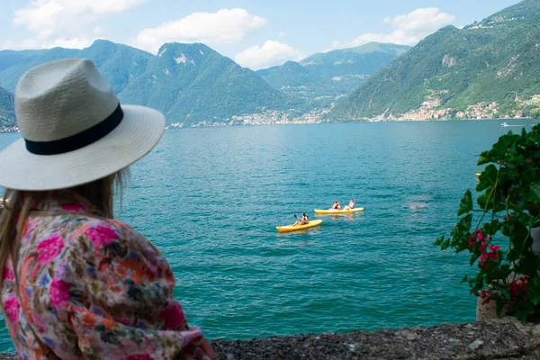 Female Tourist Watching Kayakers Lake Como Famous Villa Del Balbinello — Stock fotografie