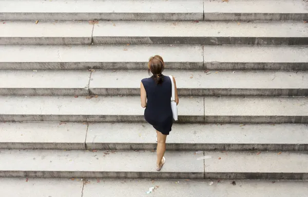 Mujer subiendo escaleras —  Fotos de Stock