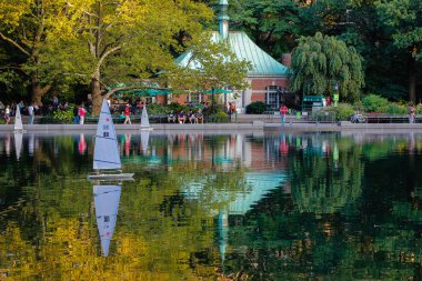Central Park'a yelkenli Gölü