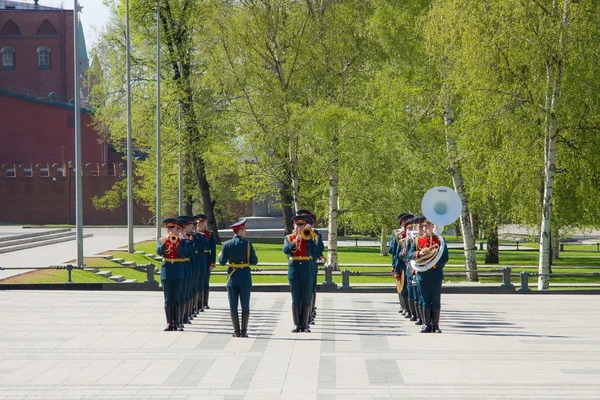 Lägger den eviga lågan vid Kremls mur. Moskva, Ryssland — Stockfoto