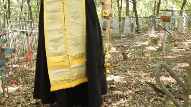 La Chiesa ortodossa russa. Il sacerdote è un servizio di preghiera al cimitero . — Video Stock