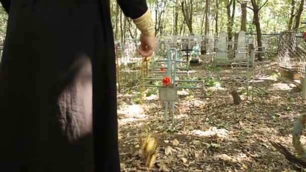 De Russisch-orthodoxe kerk. de priester is een gebedsdienst op de begraafplaats. — Stockvideo