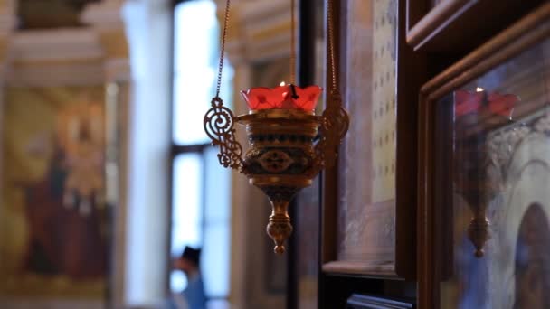 Iglesia ortodoxa rusa. El interior, iconos, velas, la vida . — Vídeos de Stock