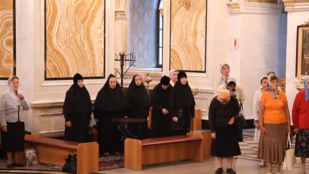 Russisch-orthodoxe kerk. het interieur, pictogrammen, kaars, leven. — Stockvideo