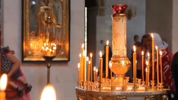 Wax kaarsen in de kerk. de Russisch-orthodoxe kerk — Stockvideo