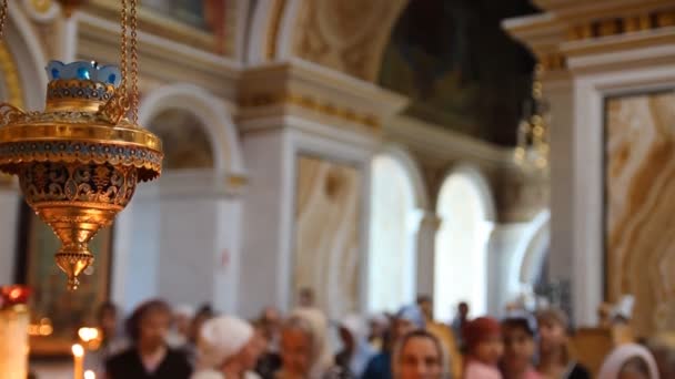 Église orthodoxe russe. L'intérieur, icônes, bougie, vie . — Video