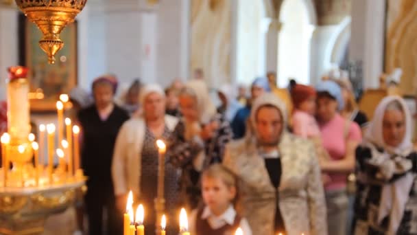 Російської Православної Церкви. інтер'єр, ікони, свічки, життя. — стокове відео