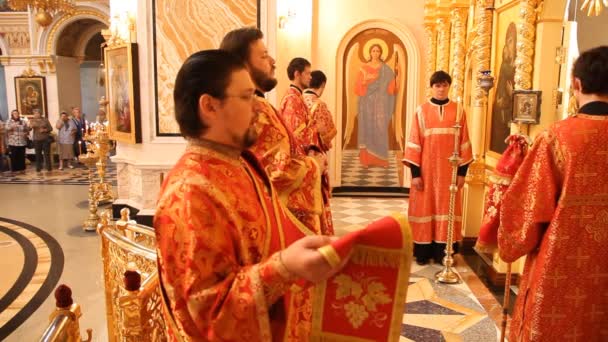 Iglesia ortodoxa rusa. El interior, iconos, velas, la vida . — Vídeos de Stock