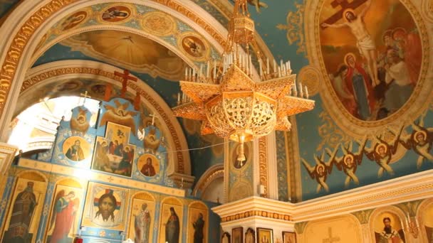 Russisch-orthodoxe Kirche. Innenraum, Ikonen, Kerze, Leben. — Stockvideo