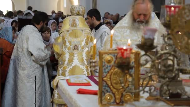 Rysk-ortodoxa kyrkan. interiör, ikoner, ljus, liv. — Stockvideo