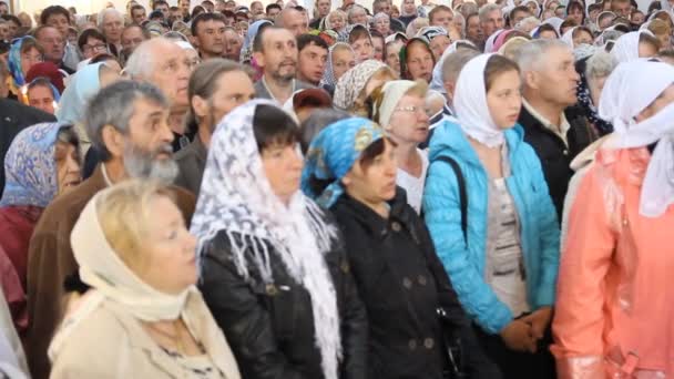 Église orthodoxe russe. L'intérieur, icônes, bougie, vie . — Video