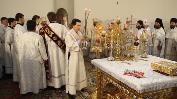 Rosyjski Kościół prawosławny. wnętrze, ikony, Świeca, życie. — Wideo stockowe