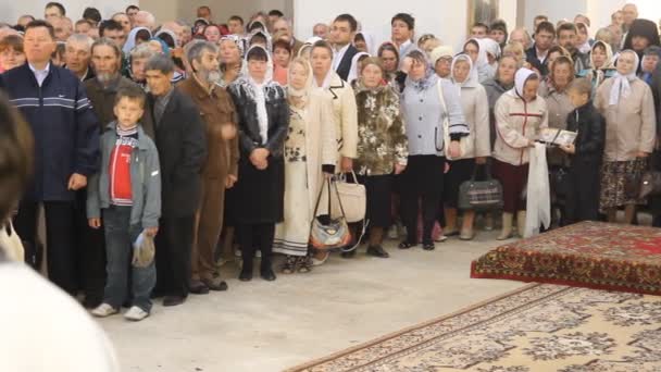 Église orthodoxe russe. L'intérieur, icônes, bougie, vie . — Video