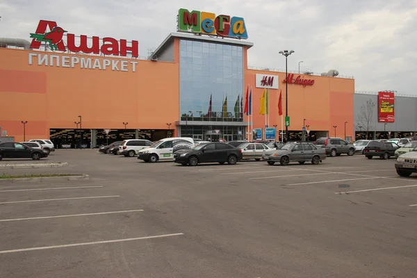 Alışveriş Merkezi ve otopark — Stok fotoğraf