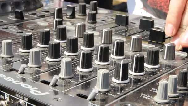 Werken met audio-mixer — Stockvideo