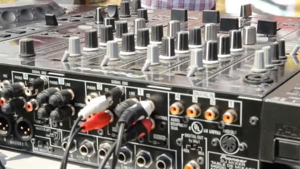 Arbeiten mit Audio-Mixer — Stockvideo